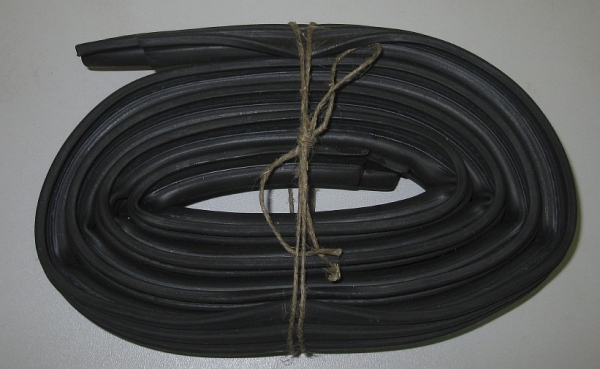 Уплотнитель резиновый для дверей черный