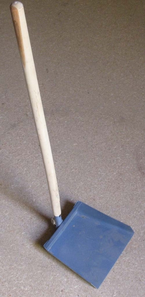 Совок металлический  с деревянной ручкой